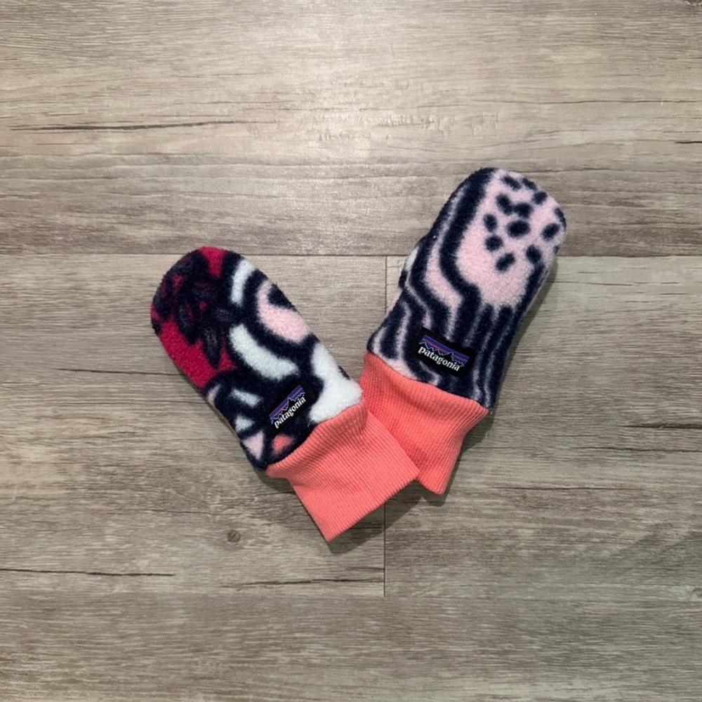 Patagonia Fleece Mittens EUC. Size 3-6 months